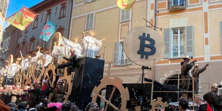 Carroza de Bitcoin durante el desfile de carnaval celebrado en Lugano, Suiza.