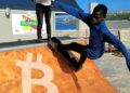 Niño en rampa de skate de Bitcoin Ekasi inspirada en América Latina.