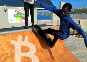 Niño en rampa de skate de Bitcoin Ekasi inspirada en América Latina.