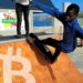 Niño en rampa de skate de Bitcoin Ekasi inspirada en América Latina.