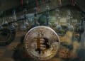 Bitcoin en tablero de ajedrez junto a un dolar y un gráfico en rojo.