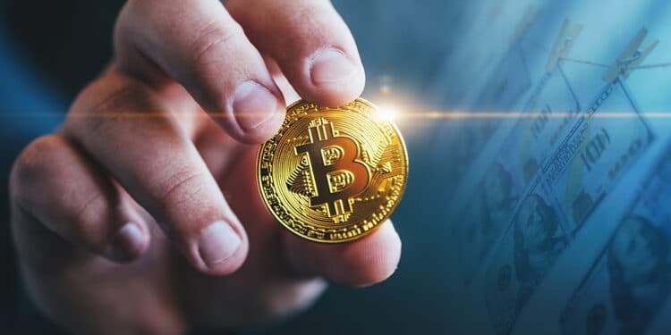 mano sostiene moneda de bitcoin con billetes de dolares en cuerda