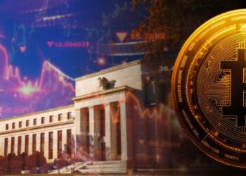 moneda de bitcoin con la Reserva federal de los Estados unidos en el fondo con grafico bajista superpuesto