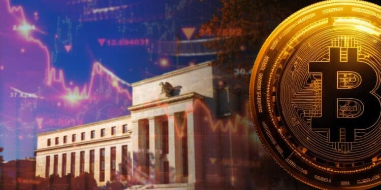 moneda de bitcoin con la Reserva federal de los Estados unidos en el fondo con grafico bajista superpuesto