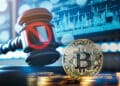 Bitcoin y martillo de ley con símbolo de prohibido.