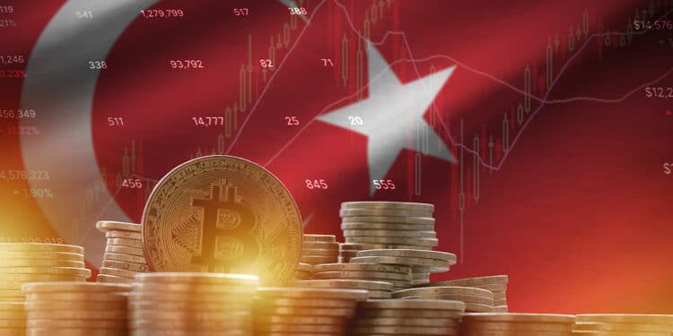 moneda de bitcoin entre pilas de monedas con bandera de Turquia con grafico de precio en el fondo