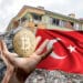 Terremoto Turquía y mano con BTC