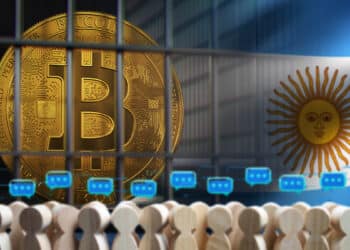 moneda de bitcoin detrás de reja junto a bandera de Argentina con figurillas de personas opinando superpuesta