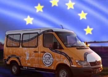 camioneta de la bitcoineta en paisaje con bandera de europa en el fondo