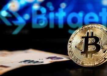 Moneda de bitcoin junto a billetes de pesos argentinos con logo de bitget en el fondo