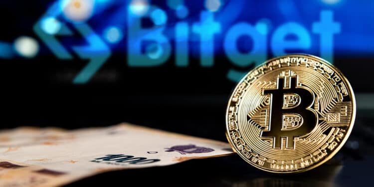 Moneda de bitcoin junto a billetes de pesos argentinos con logo de bitget en el fondo