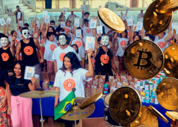 Comunidad de Bitcoin Beach Brasil junto a monedas de bitcoin.