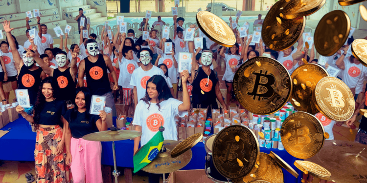 Comunidad de Bitcoin Beach Brasil junto a monedas de bitcoin.