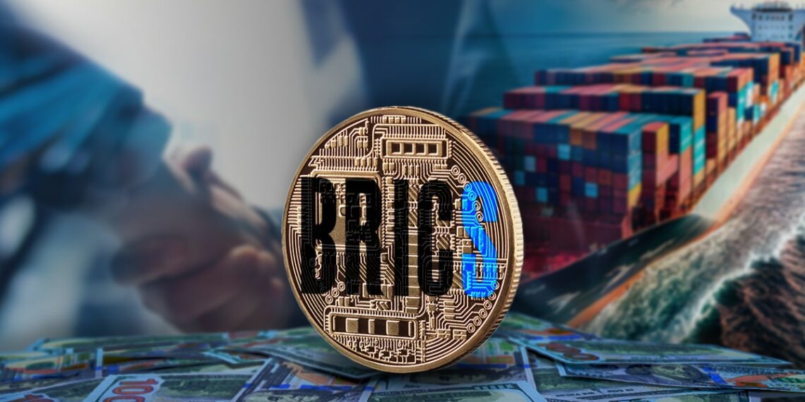 moneda con el logo del grupo Brics sobre billetes de dolares apilados con negocios ocuerriendo en el fondo