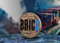 moneda con el logo del grupo Brics sobre billetes de dolares apilados con negocios ocuerriendo en el fondo