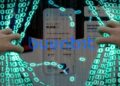 manos rompiendo codigo binario co plataforma y logo de Buenbit en el fondo