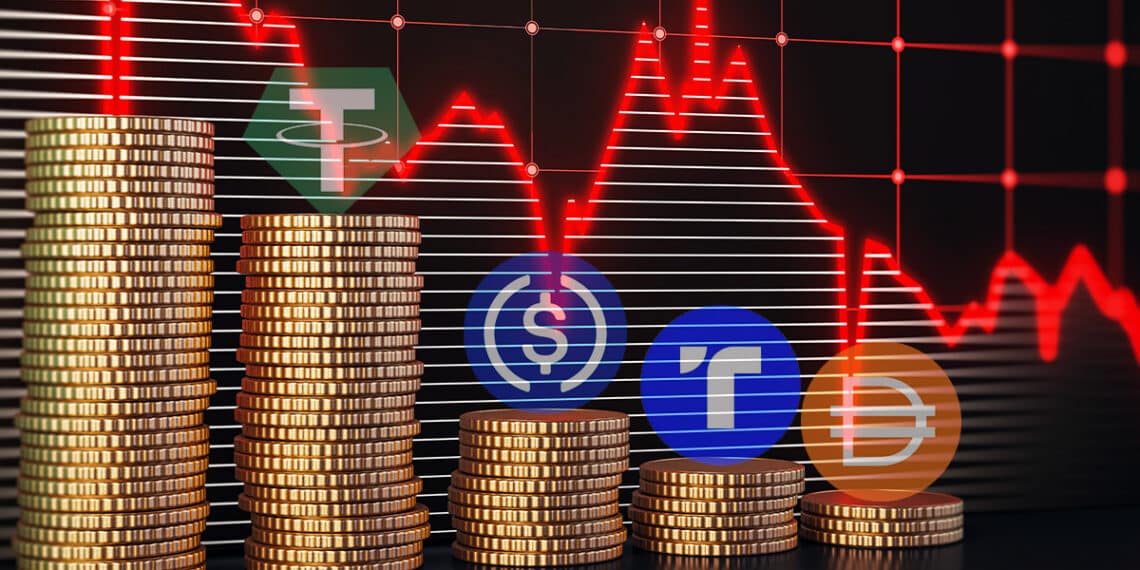 monedas apiladas con logos de tether, USDC, TrueUSDD y Dai con grafico decendente en el fondo