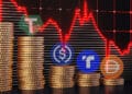 monedas apiladas con logos de tether, USDC, TrueUSDD y Dai con grafico decendente en el fondo