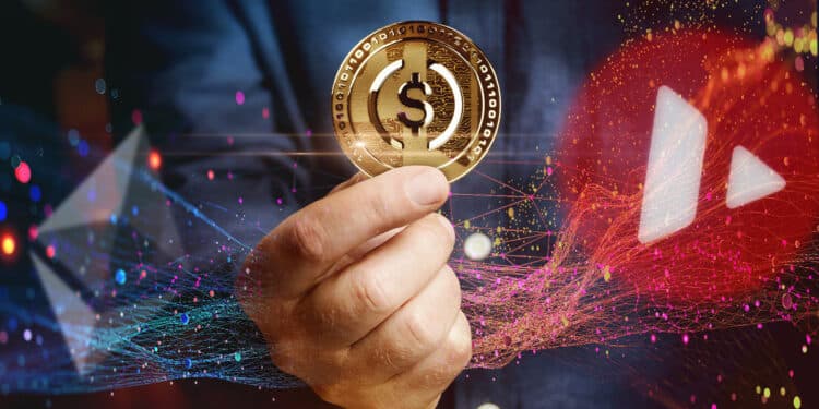 mano sosteniendo moneda de usdc entre redes de ethereum y avalanche