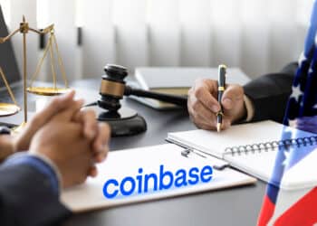 Demanda a Coinbase y bandera de Estados Unidos.