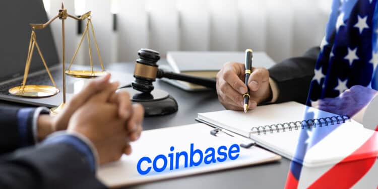Demanda a Coinbase y bandera de Estados Unidos.