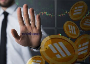 hombre haciendo gesto de pare con logo de coinbase en la mano junto a monedas de BUSD cayendo y graficos de precio en pantallas de computadora en el fondo