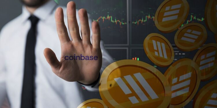 hombre haciendo gesto de pare con logo de coinbase en la mano junto a monedas de BUSD cayendo y graficos de precio en pantallas de computadora en el fondo