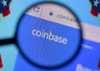 Coinbase siendo investigado y bandera de Estados Unidos.