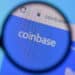 Coinbase siendo investigado y bandera de Estados Unidos.