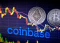 Ethereum y bitcoin con gráfico y logo de Coinbase.