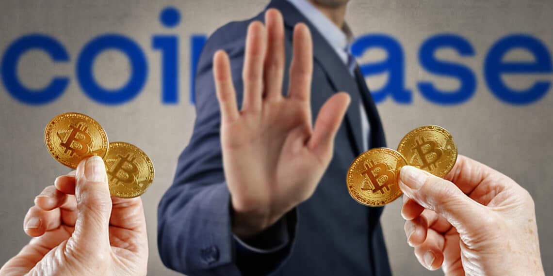 hombre mostrando señal de rechazo a manos ofreciendo monedas de bitocoin y logo de Coinbase en el fondo