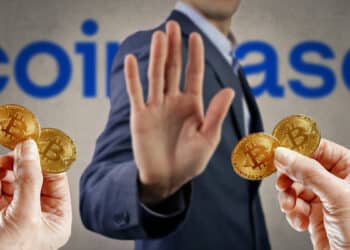 hombre mostrando señal de rechazo a manos ofreciendo monedas de bitocoin y logo de Coinbase en el fondo