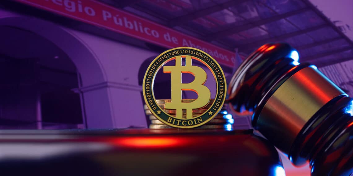 moneda de bitcoin junto a martillo con colegio publico de Abogados de la Capital Federal de Argentina en el fondo