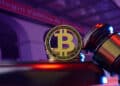 moneda de bitcoin junto a martillo con colegio publico de Abogados de la Capital Federal de Argentina en el fondo
