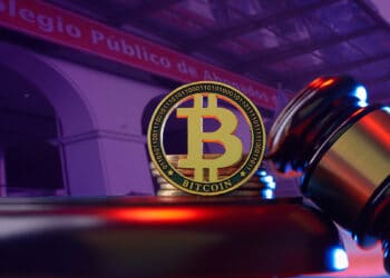 moneda de bitcoin junto a martillo con colegio publico de Abogados de la Capital Federal de Argentina en el fondo