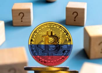 Bitcoin y bloques de madera con signo de interrogación.