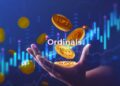 monedas de NFT ordinals cayendo en mano abierta con grafico alcista y monedas cayendo en el fondo
