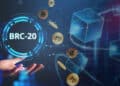 persona sosteniendo nft digital junto a monedas de bitcoin cayendo y cadena de bloques en el fondo