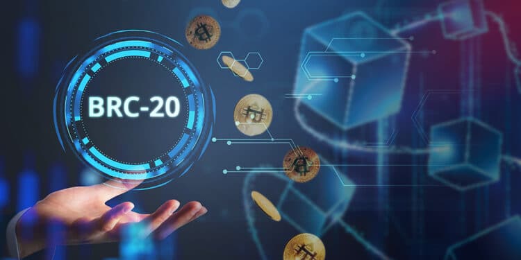 persona sosteniendo nft digital junto a monedas de bitcoin cayendo y cadena de bloques en el fondo