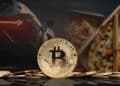 moneda de bitcoin entre monedas apiladas con pizzas y lamborghini en el fondo