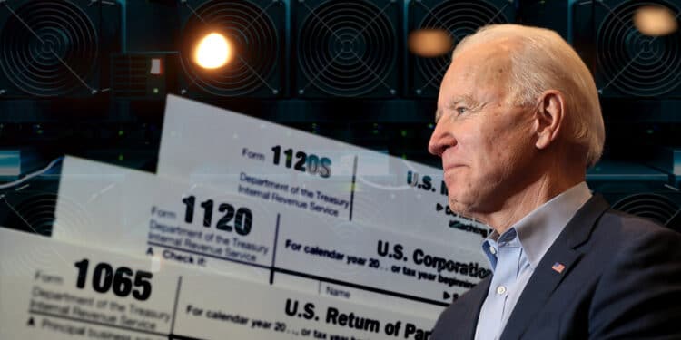 Joe Biden con formularios de impuestos de los estados unidos y mineros asic en el fondo