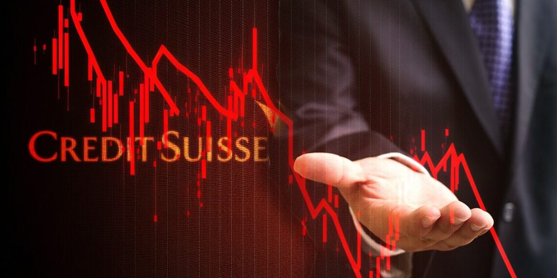 hombre de negocios pidiendo dinero con grafico de crisis en rojo con logo de Credit Suisse en el fondo