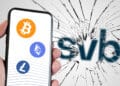 Logos de criptomonedas y de Silicon Valley Bank