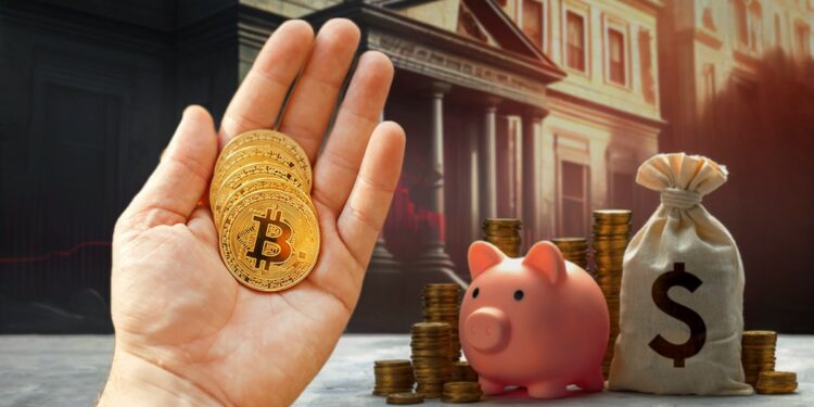 mano sostiene monedas de bitcoin con dinero apilado y banco en crisis en el fondo