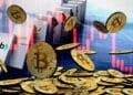 Bitcoins junto a gráfico rojo y dominós con logos de bancos.