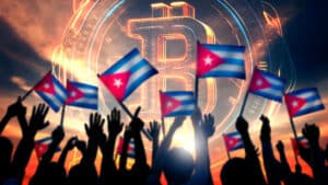 personas sosteniendo banderas de Cuba con bitcoin digital reflejado en el cielo del fondo