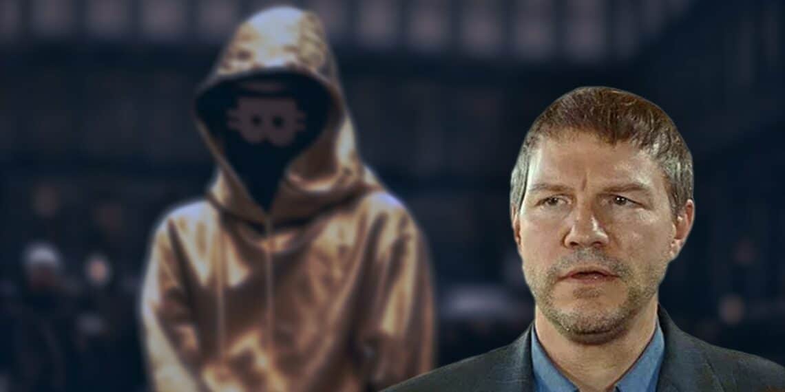 Nick Szabo con imagen de satoshi nakamoto en el fondo