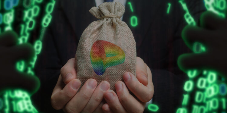 persona sosteniendo bolsa de dinero con logo de Curve entre red digital