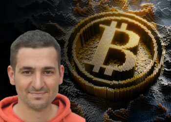 desarrollador Marco Falke con logo de bitcoin en el fondo