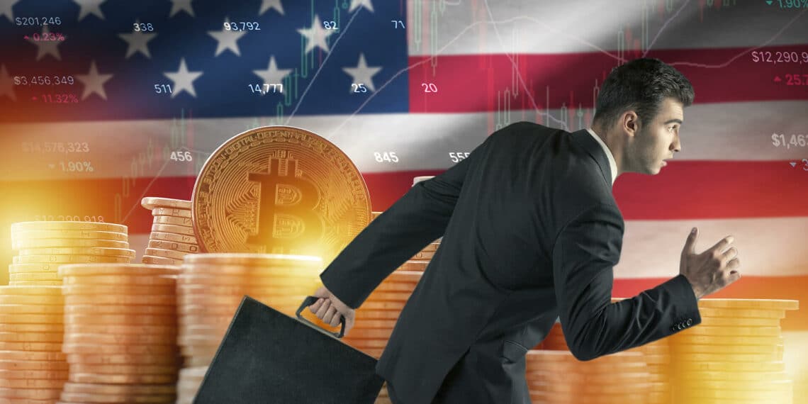 Desarrollador huyendo, bitcoin y bandera de Estados Unidos.